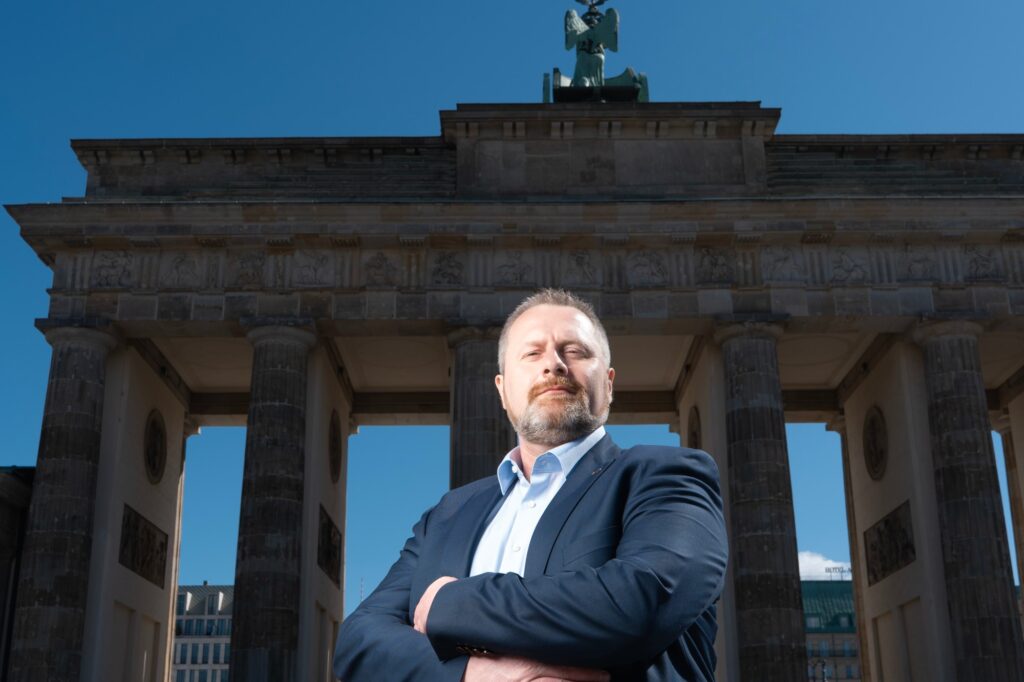 Danny Meiners mit verschränkten Armen vor dem Brandenburger Tor