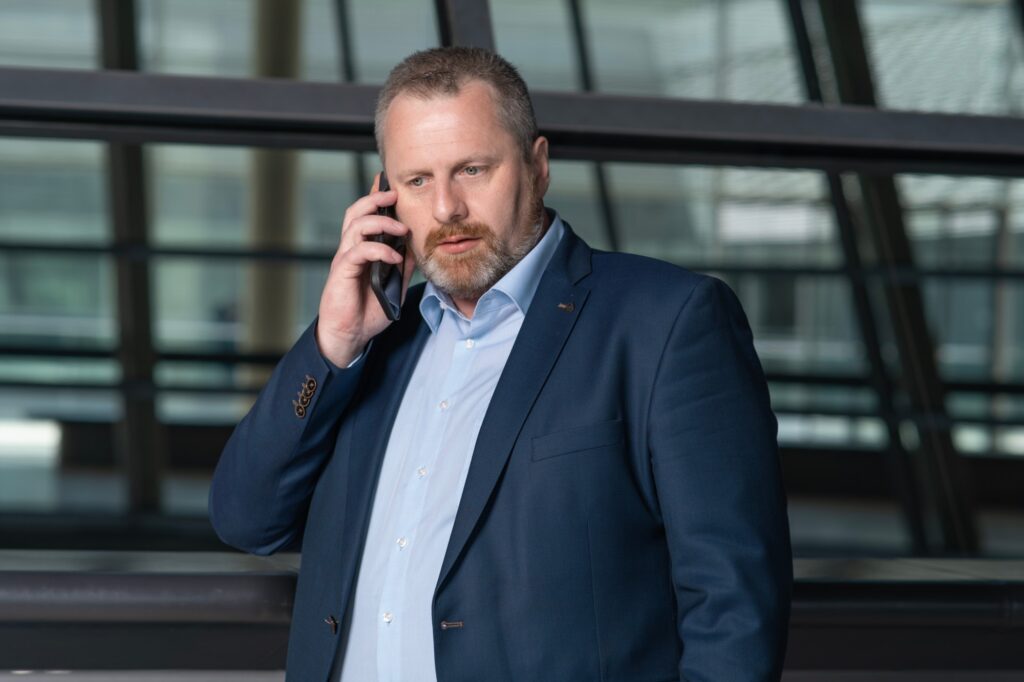 Danny Meiners telefoniert im Deutschen Bundestag