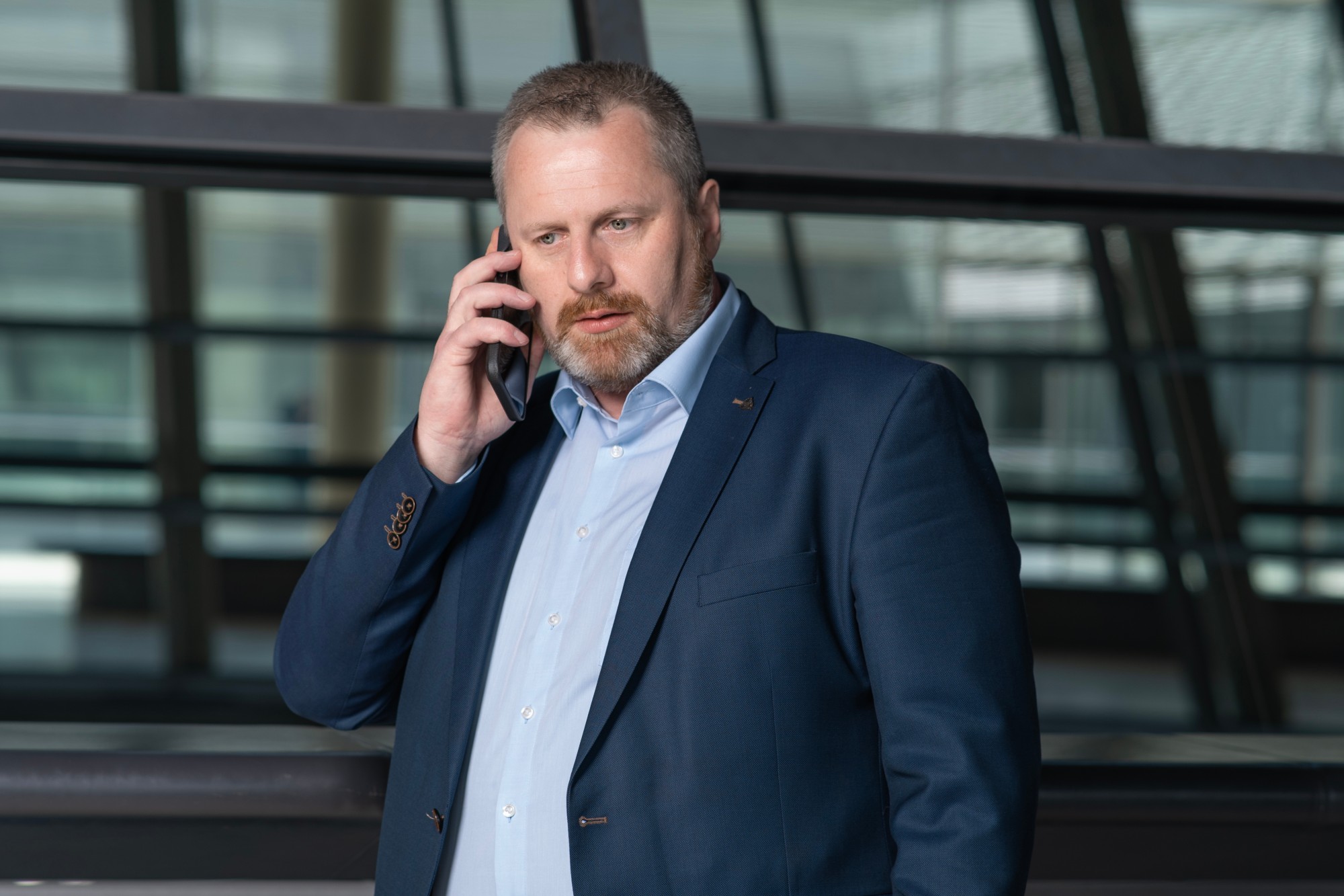Danny Meiners telefoniert im Deutschen Bundestag